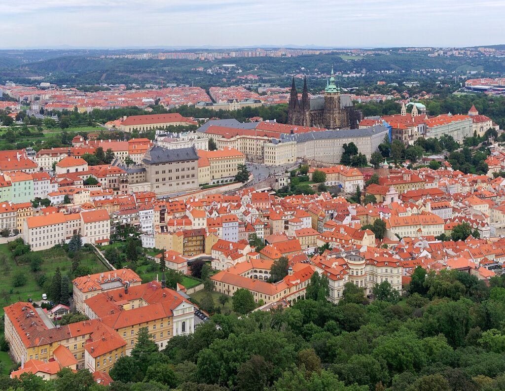 Zamek Praski z gotycką Katedrą św. Wita na wzgórzu Hradczany