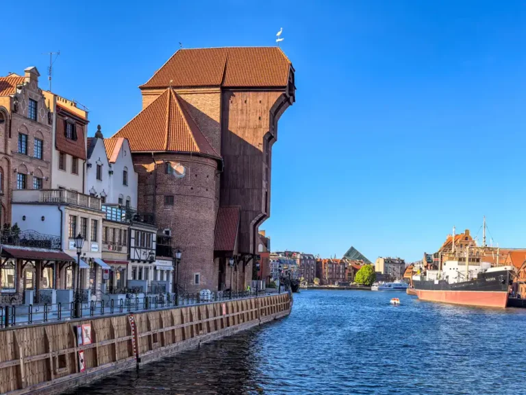 Żuraw Gdański i kamienice nad Długim Podbrzeżem