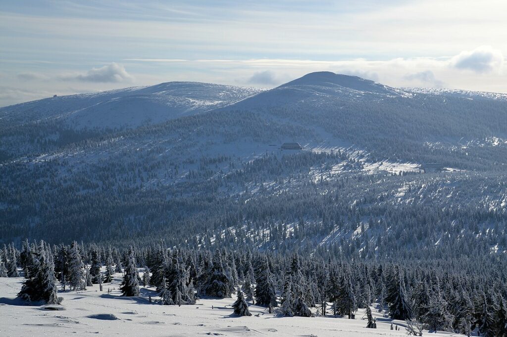 Panorama Karkonoszy z widokiem na górskie miasteczka