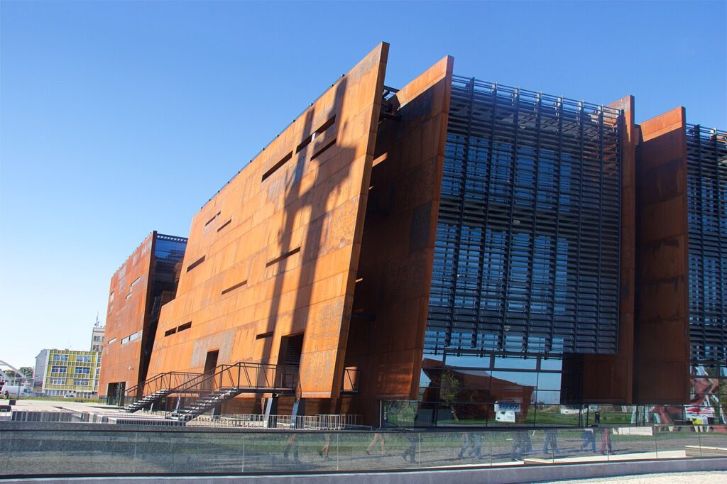 Europejskie Centrum Solidarności w Gdańsku - budynek pokryty stalową elewacją