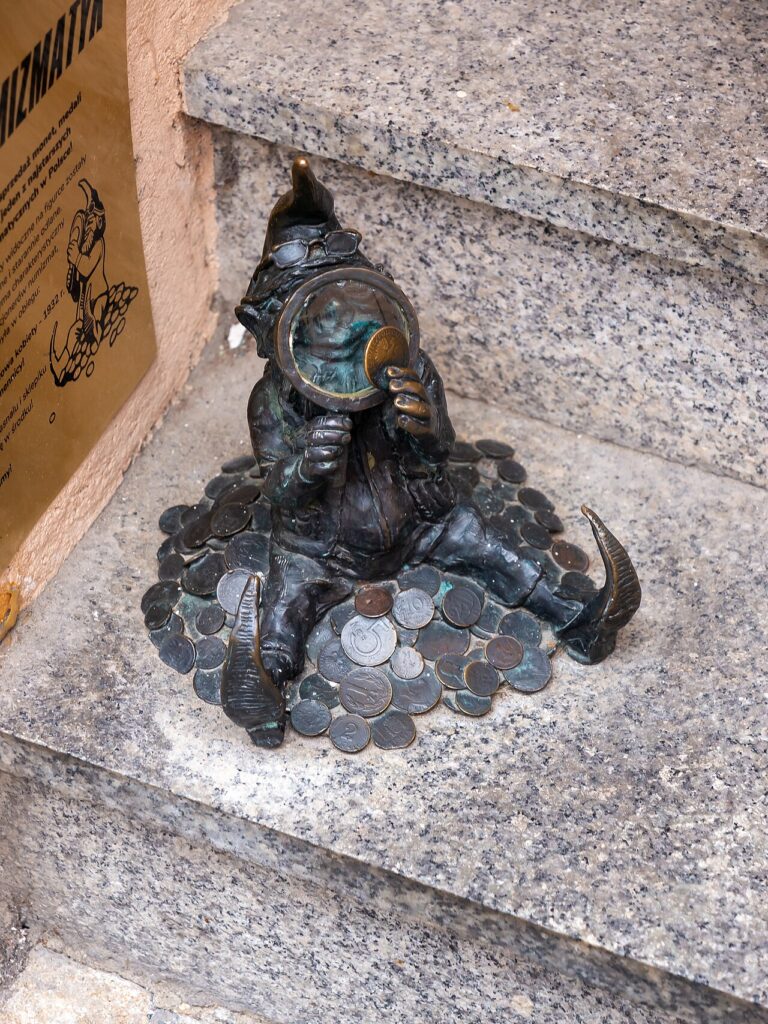 Krasnal na Wroclawskim chodniku - jedna z ponad 300 figurek w miescie