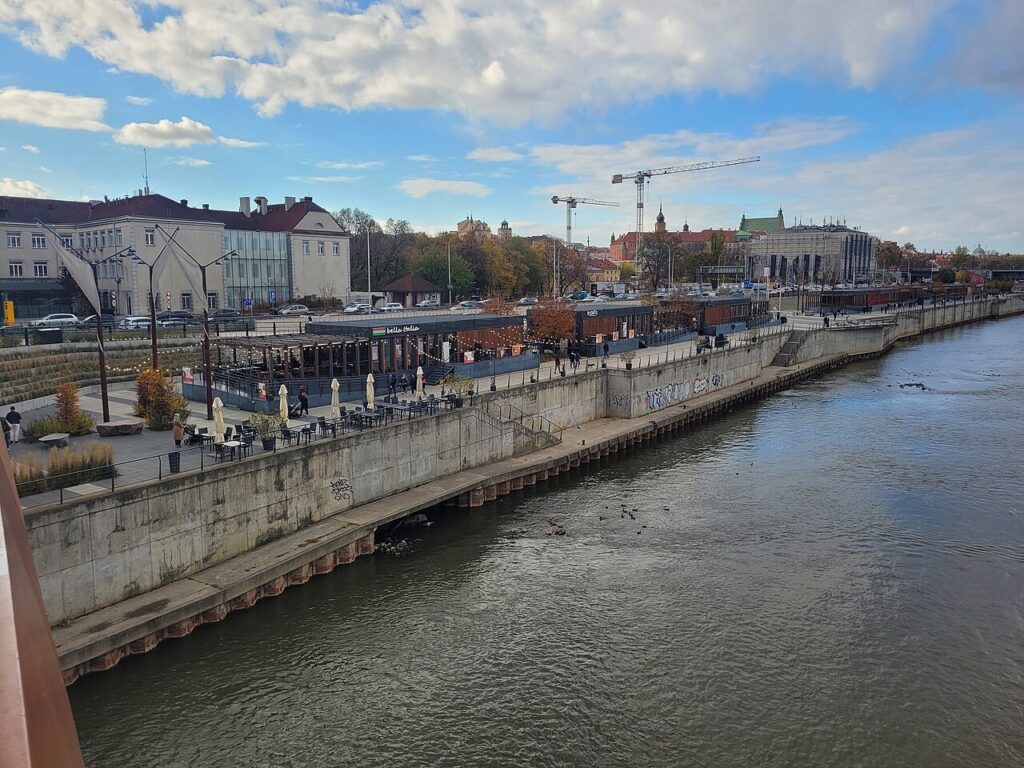 Nowoczesne Bulwary Wiślane w Warszawie z widokiem na rzekę