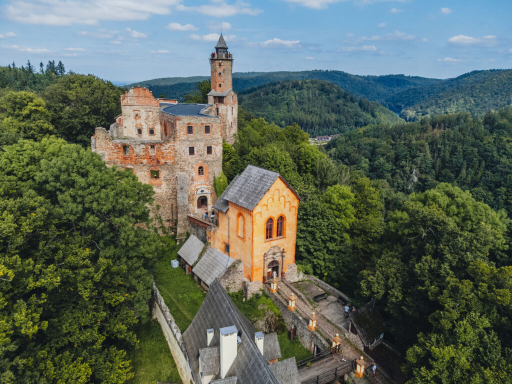 Zamek Grodno położony nad Jeziorem Bystrzyckim