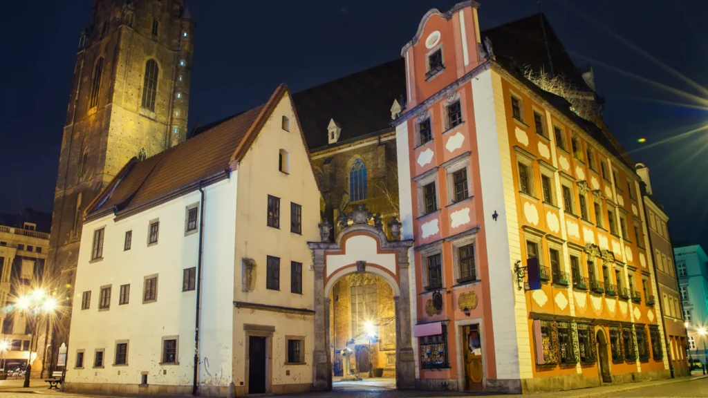 Kamieniczki Jas i Malgosia połaczone brama