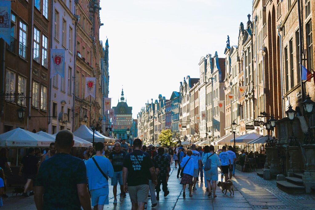 Długi Targ w Gdańsku z Fontanną Neptuna i kolorowymi kamienicami