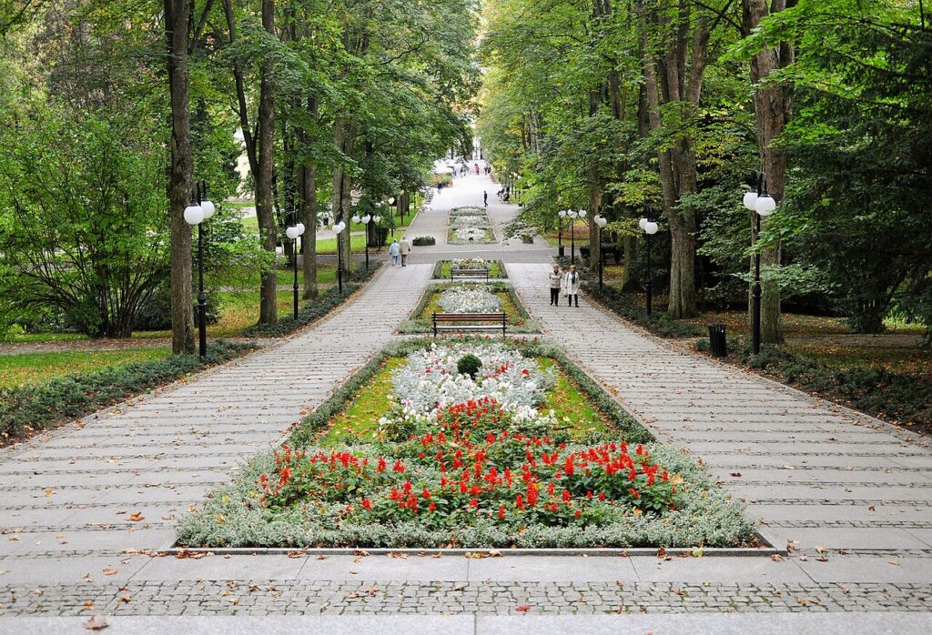 Park Zdrojowy w Polanicy-Zdroju - alejki i zieleń