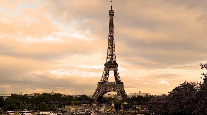 Wieża Eiffla na tle panoramy Paryża o zachodzie słońca