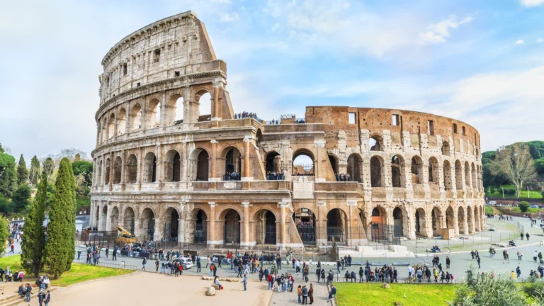 Koloseum w Rzymie widziane z zewnątrz na tle błękitnego nieba