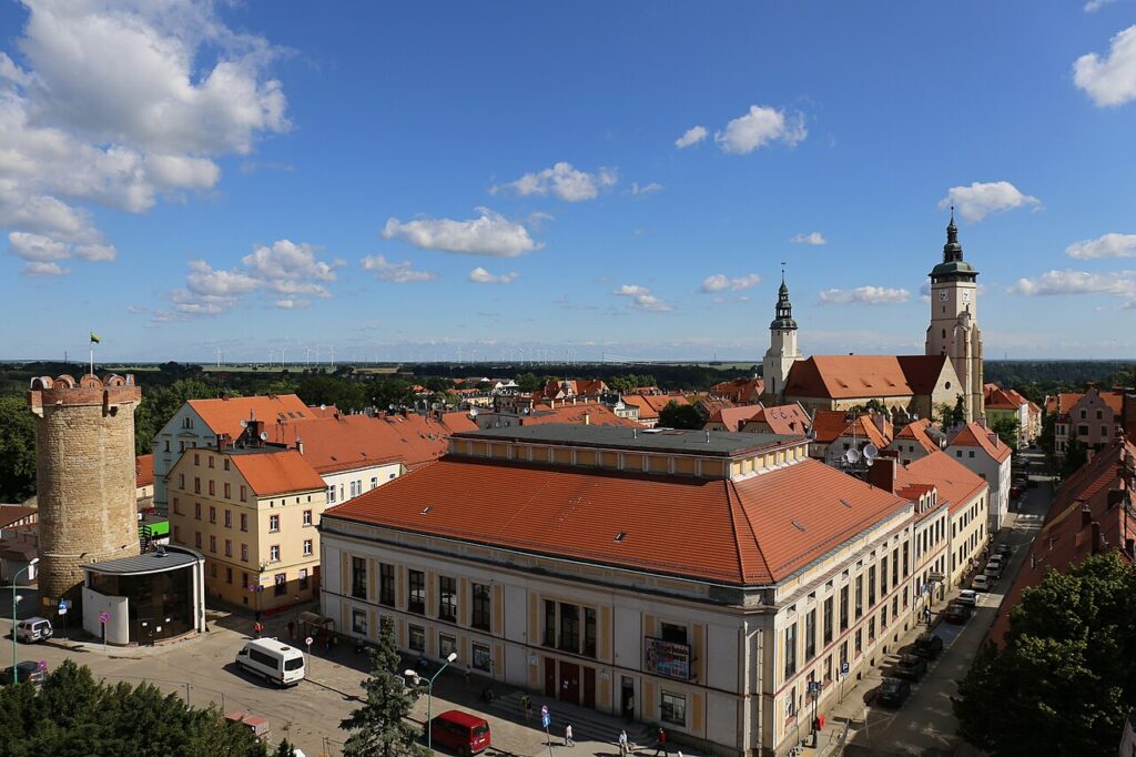 Kościół Narodzenia NMP - romańsko-gotycka bazylika z wieżą widokową