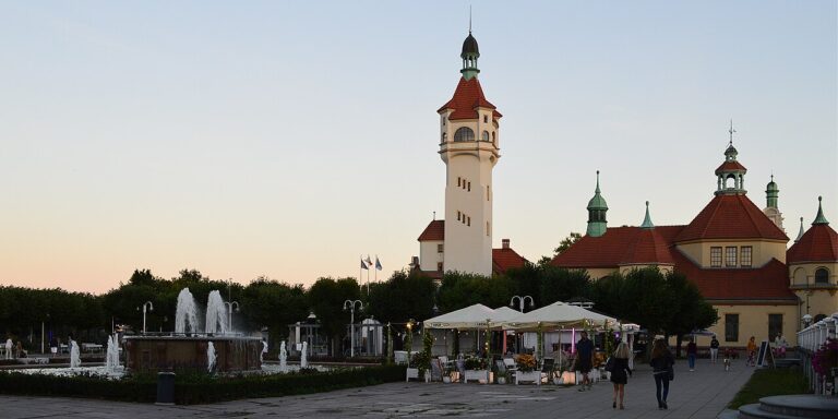 Latarnia morska i fontanna na Placu Zdrojowym w Sopocie