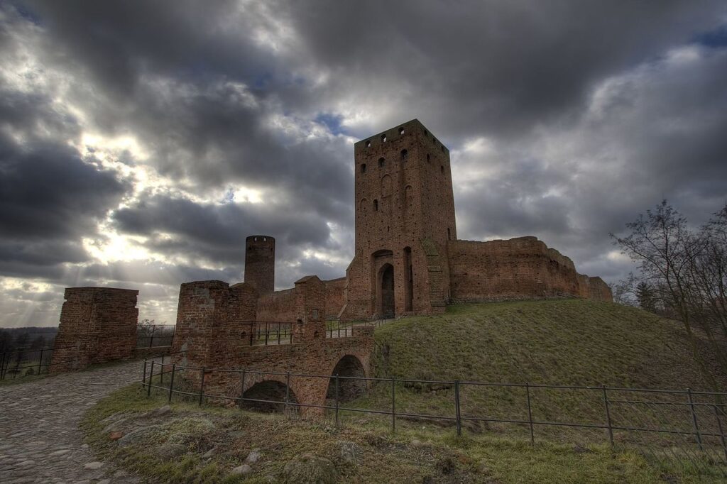 Ruiny zamku w Czersku - gotycka wieża i mury obronne