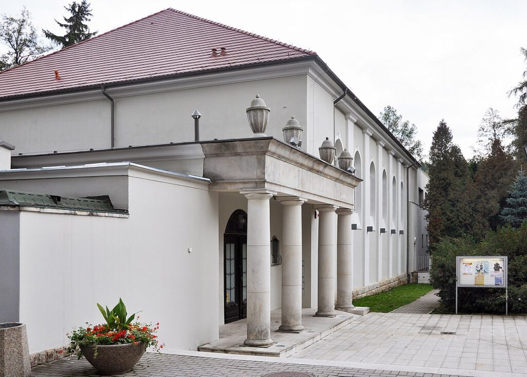 Teatr Zdrojowy w Polanicy-Zdroju - fasada zabytkowego budynku z 1925 roku