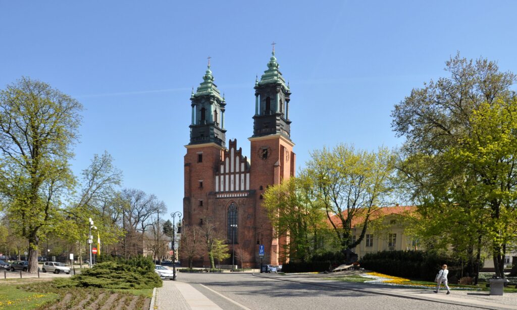 Katedra Poznańska - bazylika archikatedralna z gotyckimi wieżami