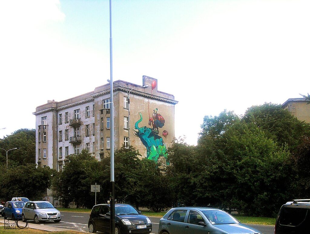 Mural na ścianie budynku w Łodzi galeria street art