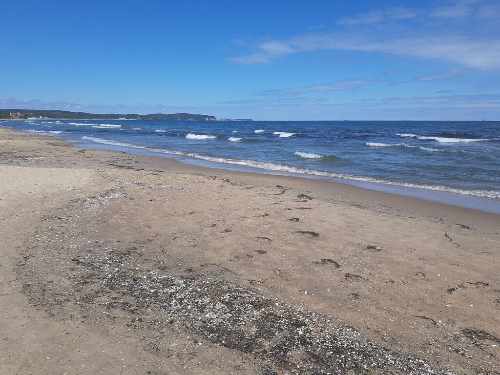 Szeroka piaszczysta plaża w Sopocie nad Morzem Bałtyckim
