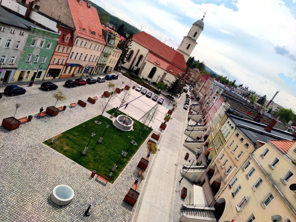 Rynek w Bolkowie z kamienicami podcienionymi i Anielską Fontanną