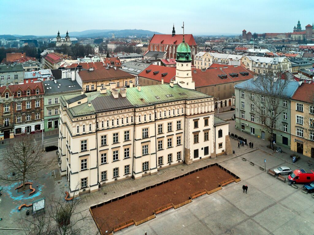 Ulica Szeroka na krakowskim Kazimierzu z zabytkowymi kamienicami