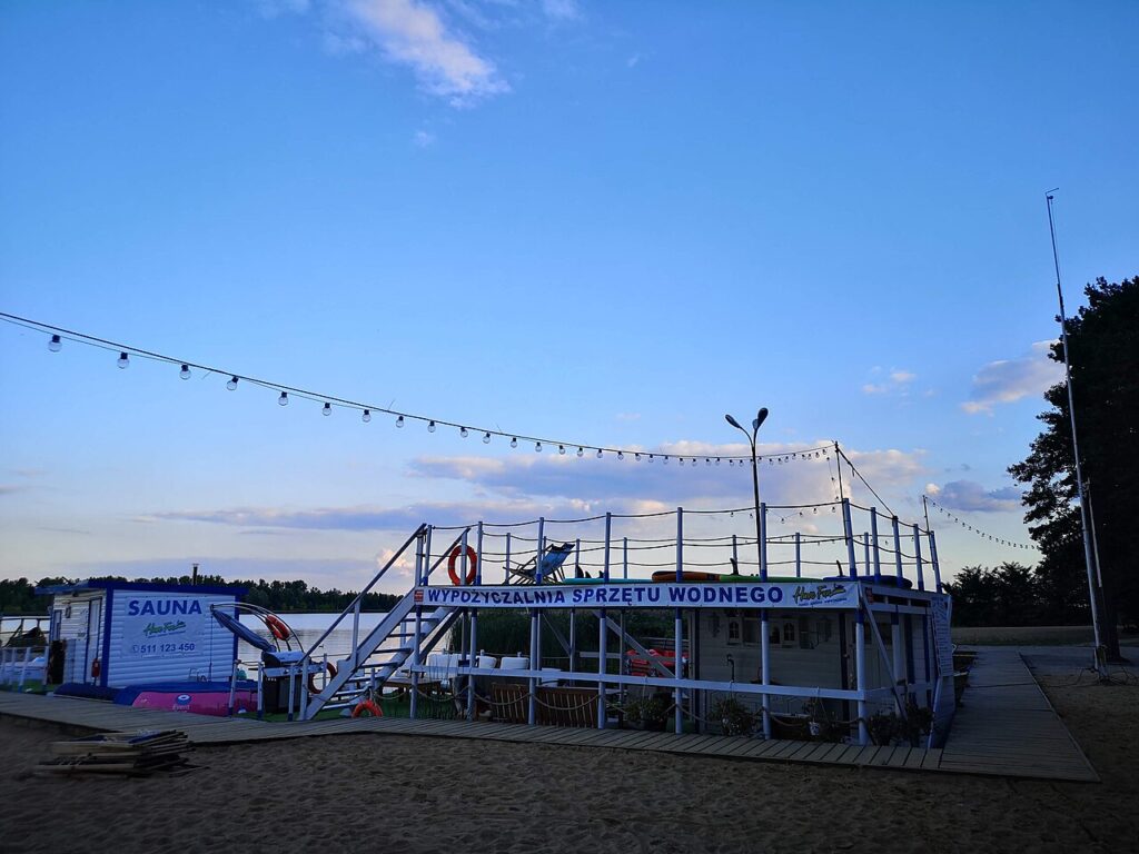 Zalew Zegrzyński - plaża i żaglówki na wodzie