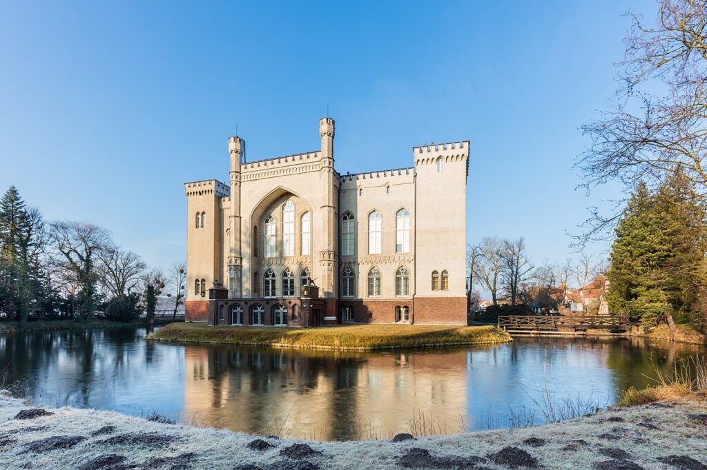 Zamek Kórnicki - gotycka rezydencja nad jeziorem w Kórniku koło Poznania