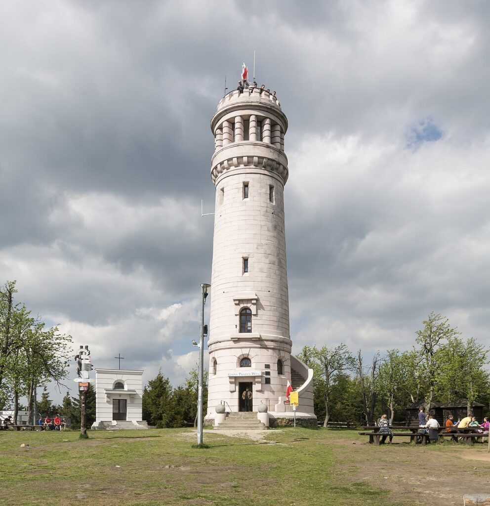 Wieża widokowa na szczycie Wielkiej Sowy w Górach Sowich