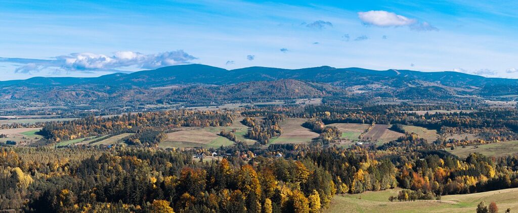 Masyw Śnieżnika - widok na szczyt z zielonymi zboczami