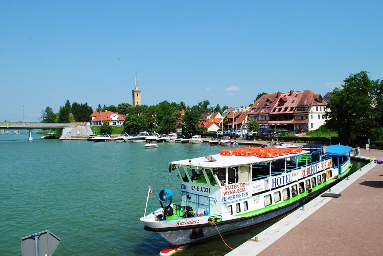 Promenada i Wioska Żeglarska w Mikołajkach — port jachtowy nad Jeziorem Mikołajskim