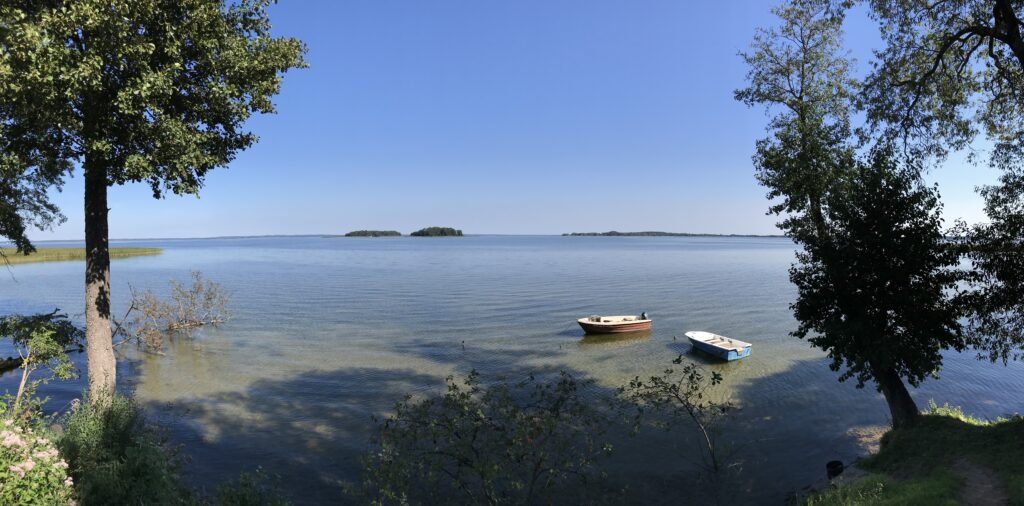 Jezioro Śniardwy - największy akwen słodkowodny w Polsce, widok na otwartą taflę jeziora